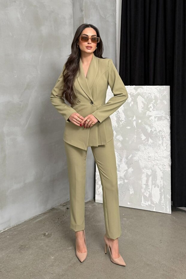 Damski podwójny żakiet i spodnie w komplecie z plisowaną i zdobioną guzikami nogawką - 2