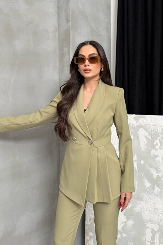 Damski podwójny żakiet i spodnie w komplecie z plisowaną i zdobioną guzikami nogawką - 4