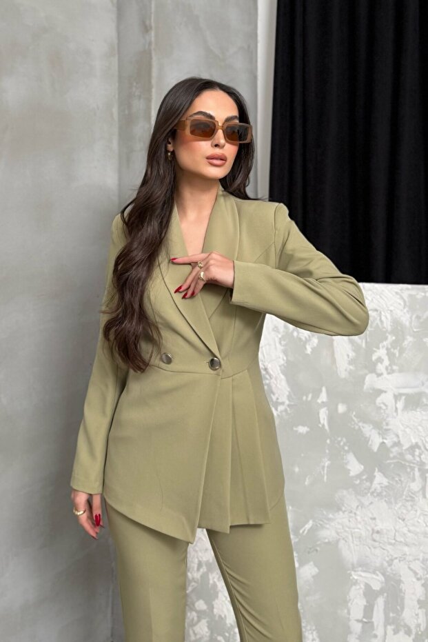 Damski podwójny żakiet i spodnie w komplecie z plisowaną i zdobioną guzikami nogawką - 3