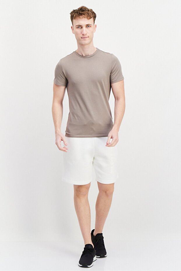 شورت رجالي أساسي بشعار العلامة التجارية، أبيض فاتح - 4