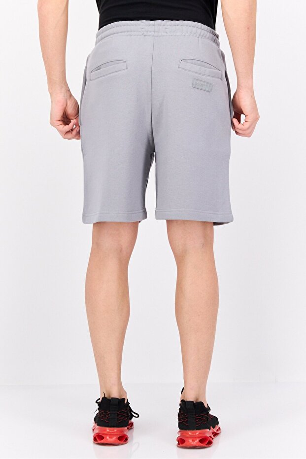 شورت رجالي برباط وشعار العلامة التجارية، رمادي - 3