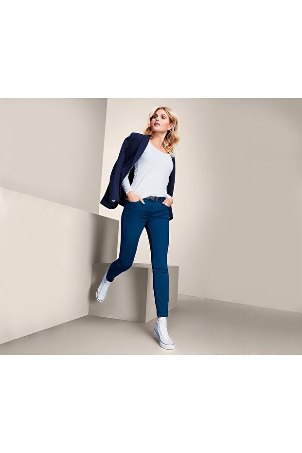 بنطلون نسائي ضيق سادة بقصّة Slim Fit، باللون الأزرق