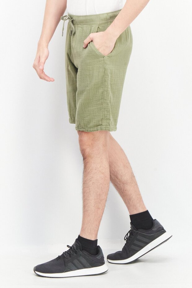 شورت رجالي سادة بقصّة عادية، لون زيتوني - 4