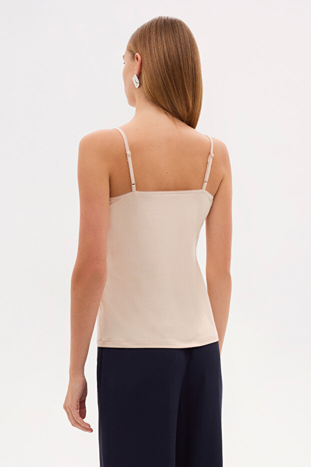 قميص داخلي برقبة على شكل حرف V مع حزام بلون البشرة - 4