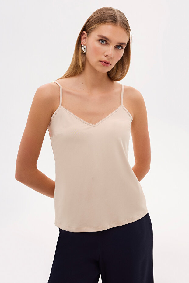 قميص داخلي برقبة على شكل حرف V مع حزام بلون البشرة - 1