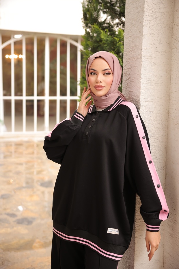 طقم بدلة رياضية سوداء مع أزرار في الأسفل