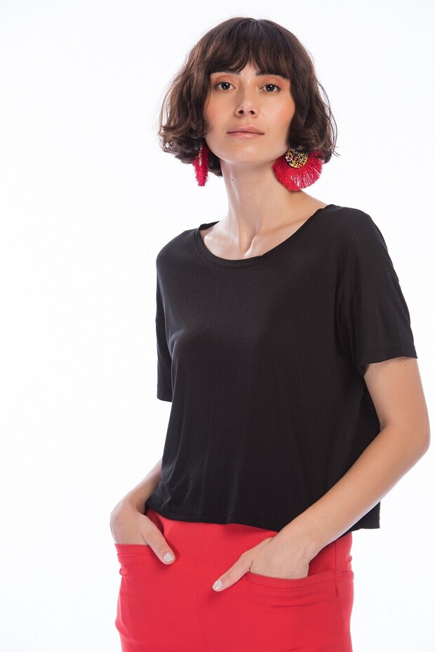 8311301 Short Sleeve T-Shirt with Eyelet Lace Detail on the Back Black