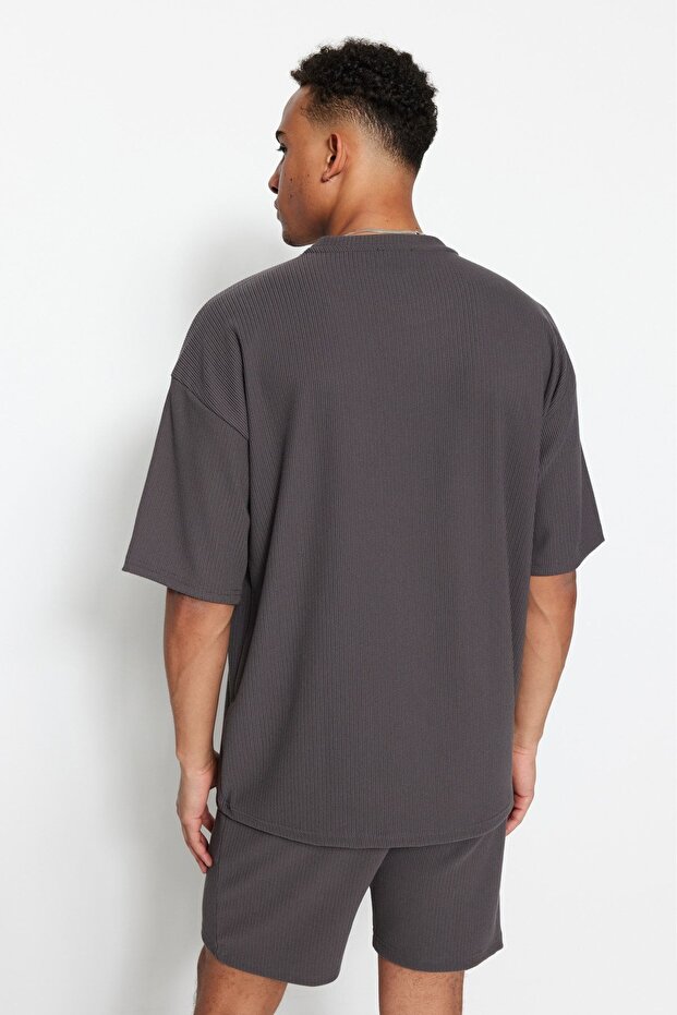 Büyük Beden Basic Gri Oversize/Geniş Kesim Dokulu Kırışmaz Ottoman T-Shirt TMNSS25BF00013 - 6