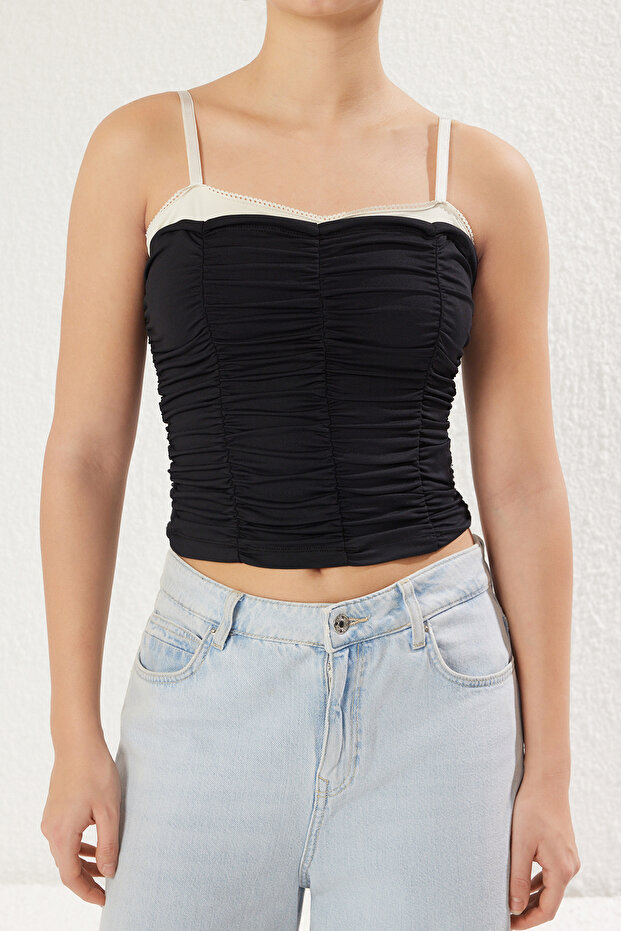 Siyah Dantel Detaylı Büzgü/Drapeli Renk Bloklu Fitted/Vücuda Oturan Örme Bluz TWOSS25BZ00028 - 3
