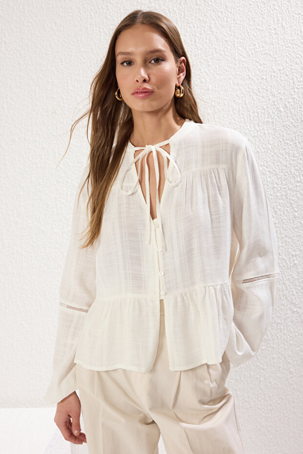 Beyaz Pamuklu Pamuklu Dokulu Kolda Dantelli Oversize Boho Dokuma Gömlek TWOSS25GO00038 - 1