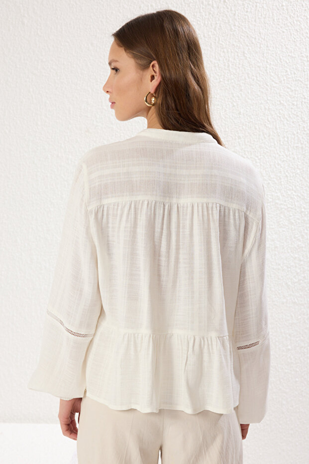 Beyaz Pamuklu Pamuklu Dokulu Kolda Dantelli Oversize Boho Dokuma Gömlek TWOSS25GO00038 - 5