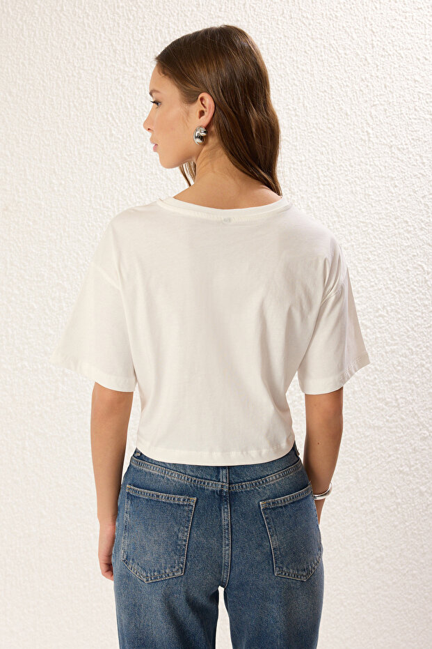 Ekru %100 Kalın Pamuklu Relaxed/Rahat Kalıp Yüksek Slogan Baskılı Örme T-Shirt TWOSS25TS00079 - 5