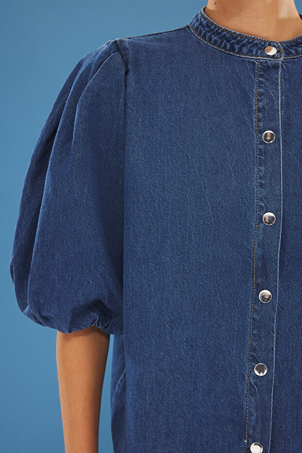 Koszula dżinsowa z niebieskimi falbanami i rękawami w kształcie balonu, kołnierzykiem sędziowskim Twoss25Go00114 - 4