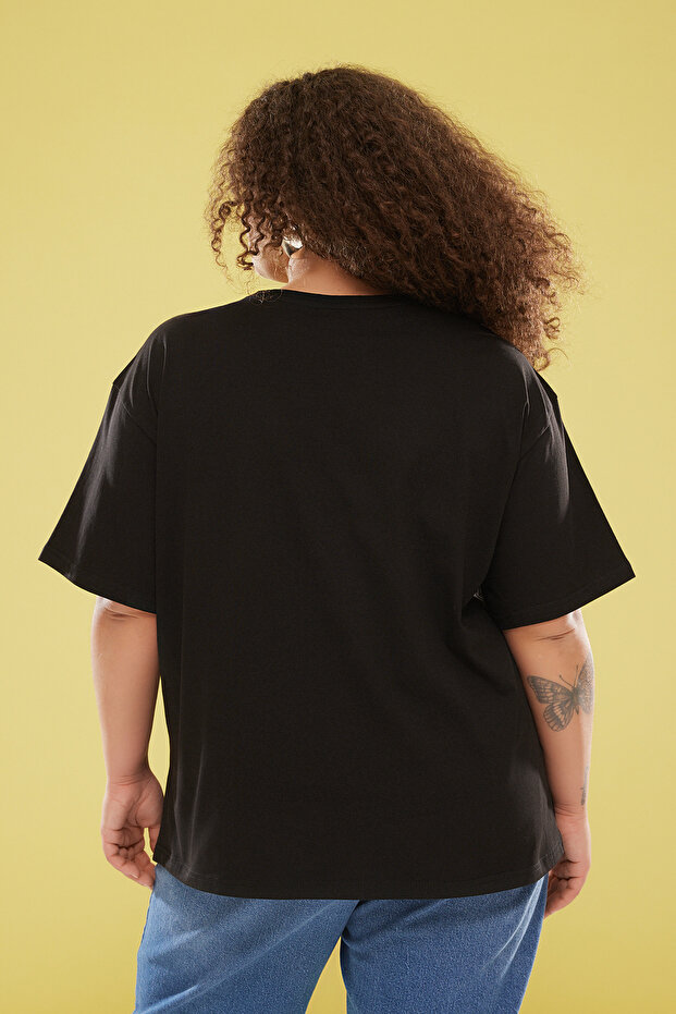 Siyah Bisiklet Yaka Geniş Kalıp Basklı Büyük Beden Örme Tshirt TBBSS25BF00033 - 5