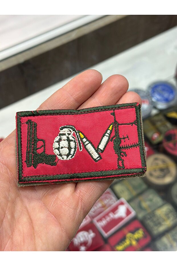 رقعة قماش مكتوب عليها L O V E - مع شريط فيلكرو على الظهر