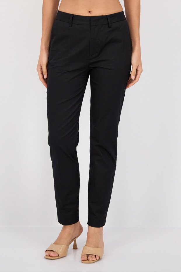 بنطلون شينو سادة بقصّة Slim Fit للنساء، أسود