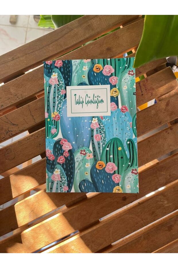 كتاب أخضر للقراءة ومجموعة مذكرات