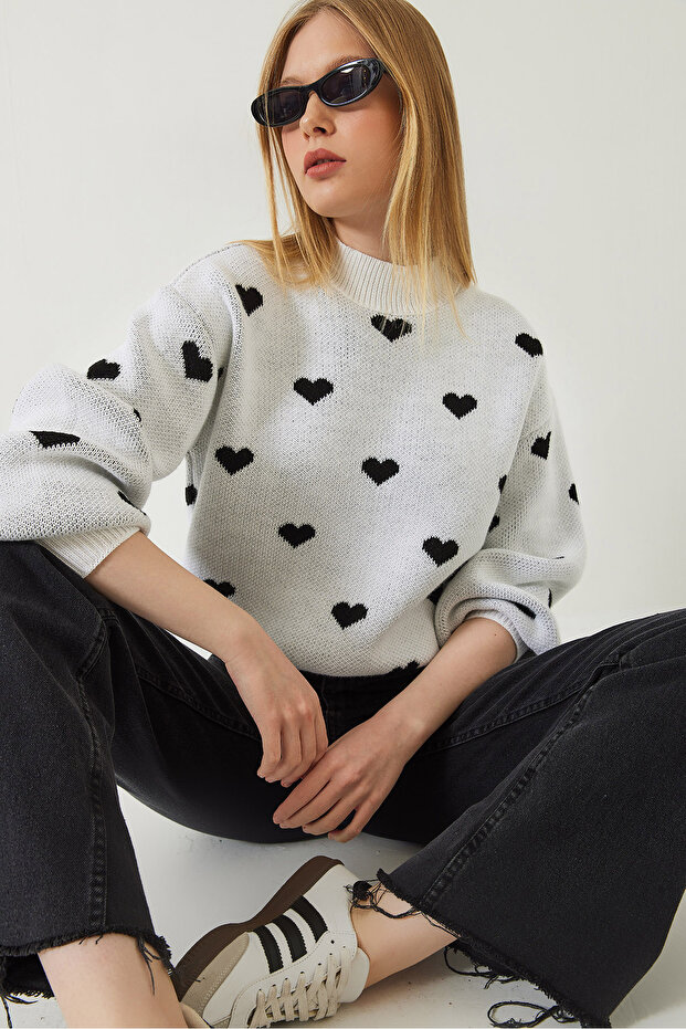 Women's White Black Heart Patterned Knitwear Sweater 20246913
