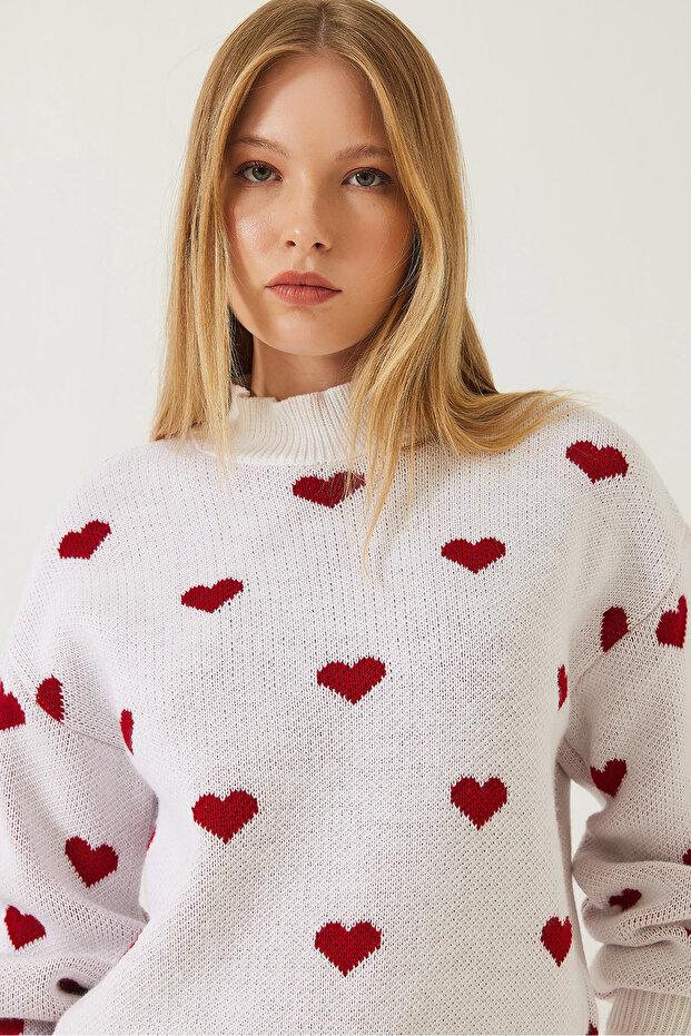 Women's White Red Heart Patterned Knitwear Sweater 20246913