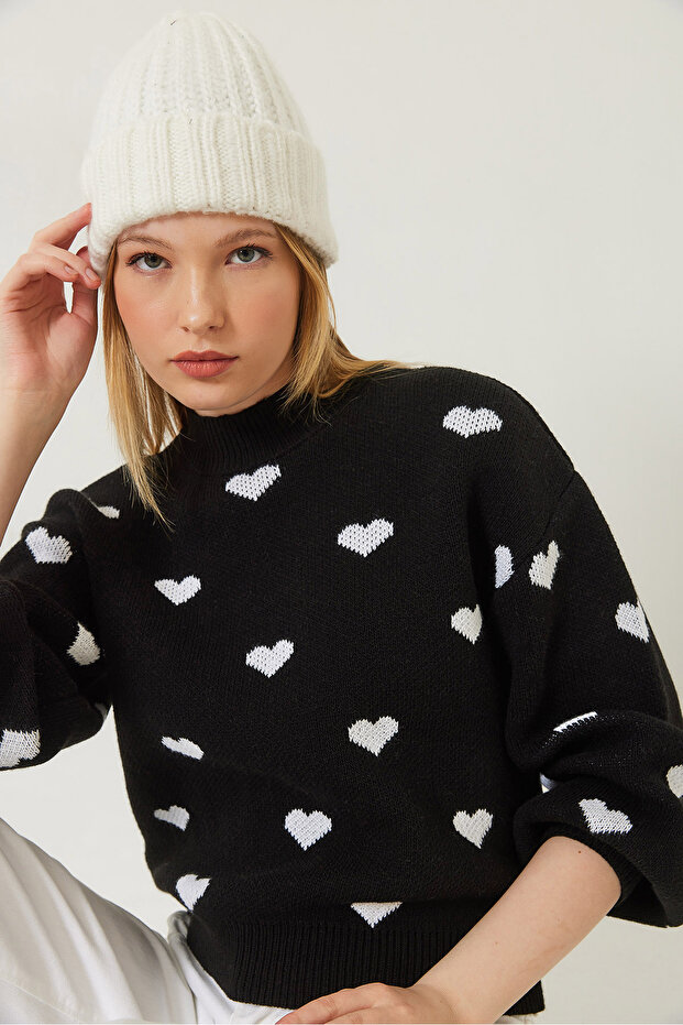 Women's Black and White Heart Patterned Knitwear Sweater 20246913