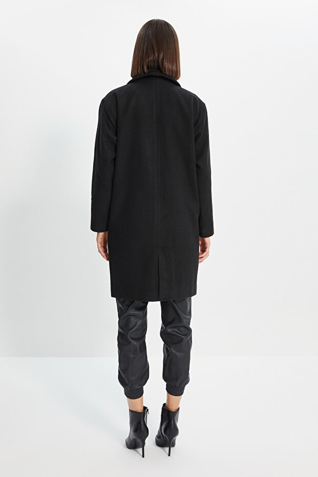 Schwarzer, weit geschnittener, übergroßer Mantel mit Knopfleiste vorne im klassischen Stempel-Stil TWOAW22KB0100 - 5
