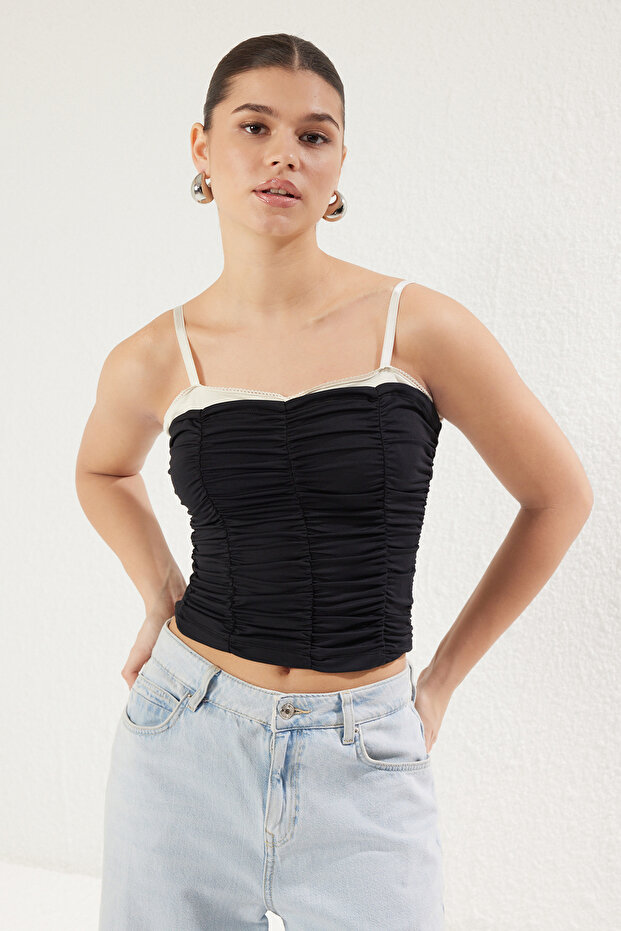 Siyah Dantel Detaylı Büzgü/Drapeli Renk Bloklu Fitted/Vücuda Oturan Örme Bluz TWOSS25BZ00028 - 1