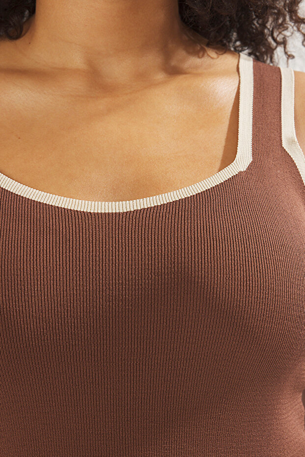 Kahverengi Çizgi Detaylı Kare Yaka Bodycon İnce Triko Bluz TBBSS24AF00052 - 4