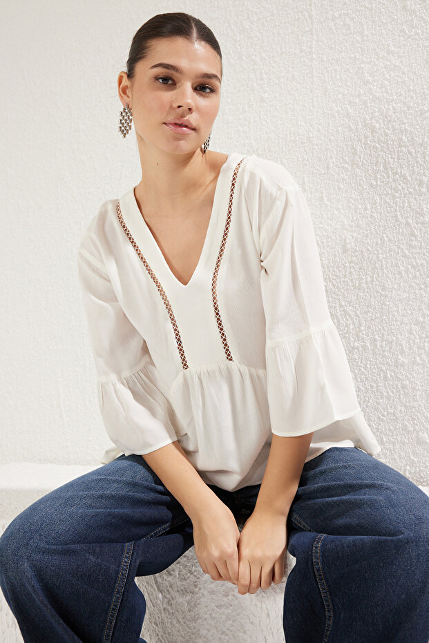 Beyaz Dantel Detaylı Boho Dokuma Bluz TWOSS25BZ00250 - 1
