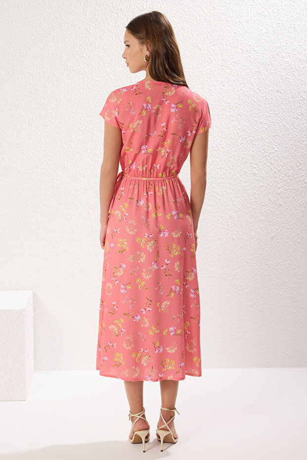 Pembe Çiçek Desenli Kruvaze Beli Lastikli Midi Dokuma Elbise TWOSS25EL00179 - 5