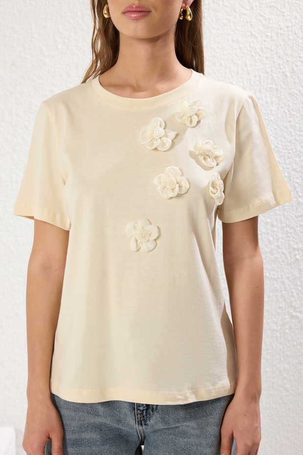 Açık Taş %100 Pamuk Aksesuar Çiçek Detaylı Regular/Normal Kalıp Örme T-Shirt TWOSS25TS00026 - 7