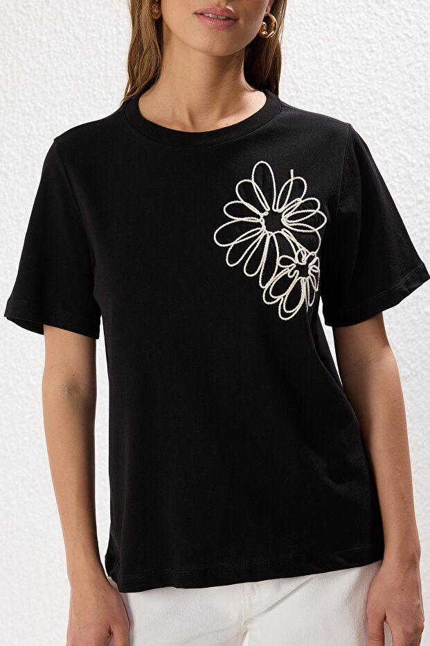 Siyah %100 Pamuk Regular/Normal Kalıp Çiçek Nakışlı Örme T-Shirt TWOSS25TS00028 - 3
