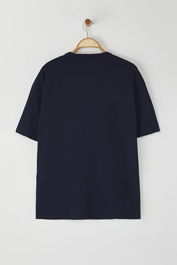 Lacivert Oversize/Geniş Kesim Yaka Detaylı Etiketli %100 Pamuklu Tok Kumaş T-shirt TMNSS25TS00057 - 4