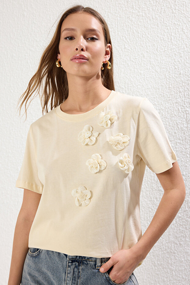 Açık Taş %100 Pamuk Aksesuar Çiçek Detaylı Regular/Normal Kalıp Örme T-Shirt TWOSS25TS00026 - 6