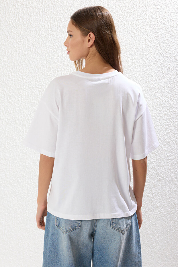 Beyaz %100 Pamuk Relaxed/Rahat Kalıp Nakışlı  Örme T-Shirt TWOSS25TS00098 - 5