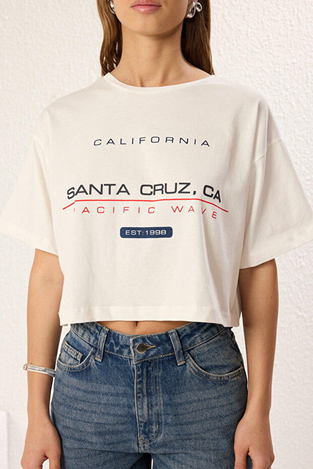 Ekru %100 Kalın Pamuklu Relaxed/Rahat Kalıp Yüksek Slogan Baskılı Örme T-Shirt TWOSS25TS00079 - 3