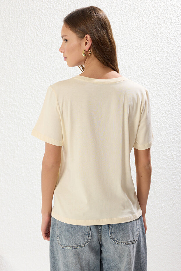 Açık Taş %100 Pamuk Aksesuar Çiçek Detaylı Regular/Normal Kalıp Örme T-Shirt TWOSS25TS00026 - 9