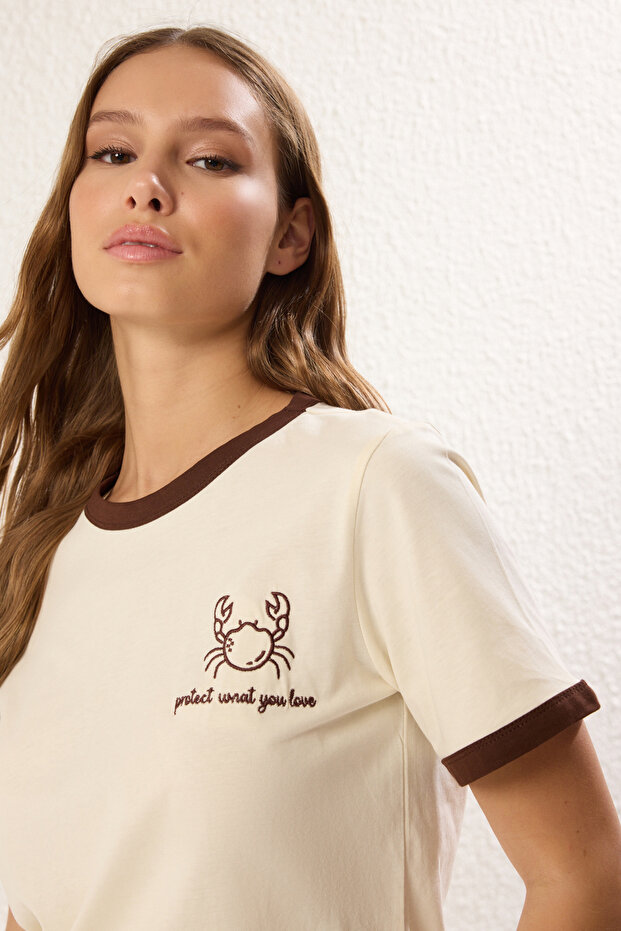 Taş %100 Pamuk Nakışlı Kontrast Biye Detaylı Örme T-Shirt TWOSS24TS00037 - 2