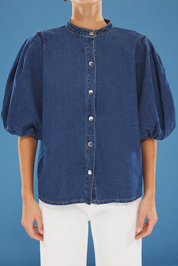 Koszula dżinsowa z niebieskimi falbanami i rękawami w kształcie balonu, kołnierzykiem sędziowskim Twoss25Go00114 - 3