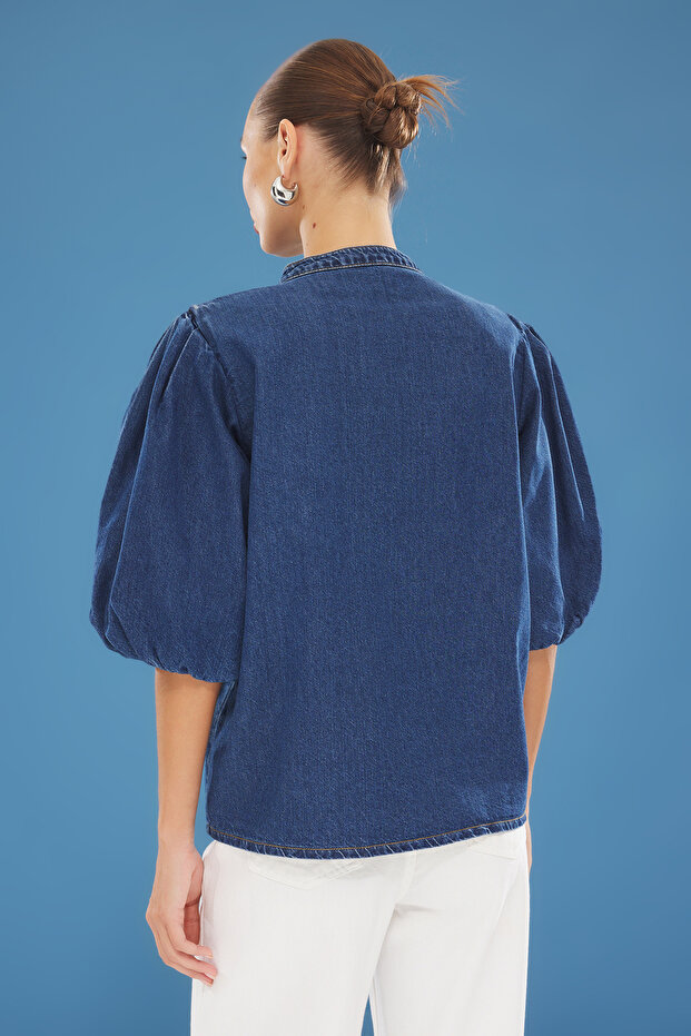 Koszula dżinsowa z niebieskimi falbanami i rękawami w kształcie balonu, kołnierzykiem sędziowskim Twoss25Go00114 - 5