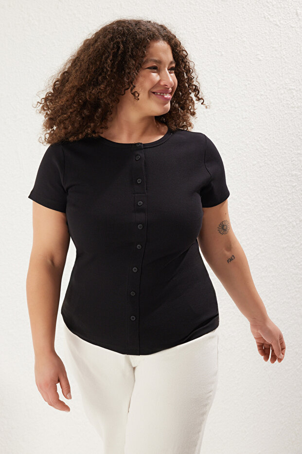 Siyah Düğme Detaylı Fitted Fitilli Örme Büyük Beden Bluz TBBSS25AF00060 - 1