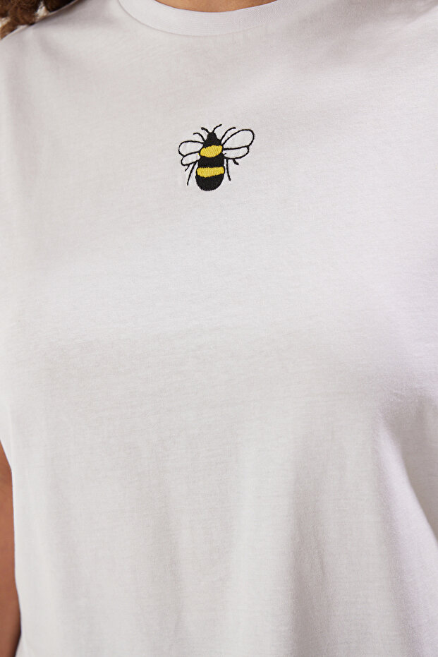 Beyaz %100 Pamuk Nakışlı Crop Bisiklet Yaka Örme T-Shirt TBBSS25BF00015 - 4