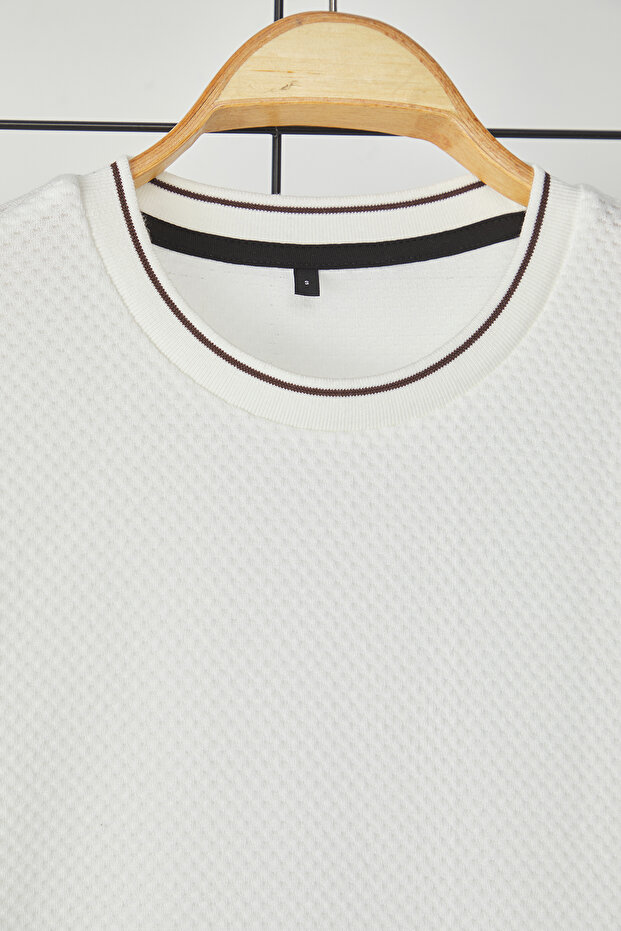 Beyaz Regular/Normal Kesim Dokulu Triko Bantlı T-Shirt TMNSS25TS00042 - 10