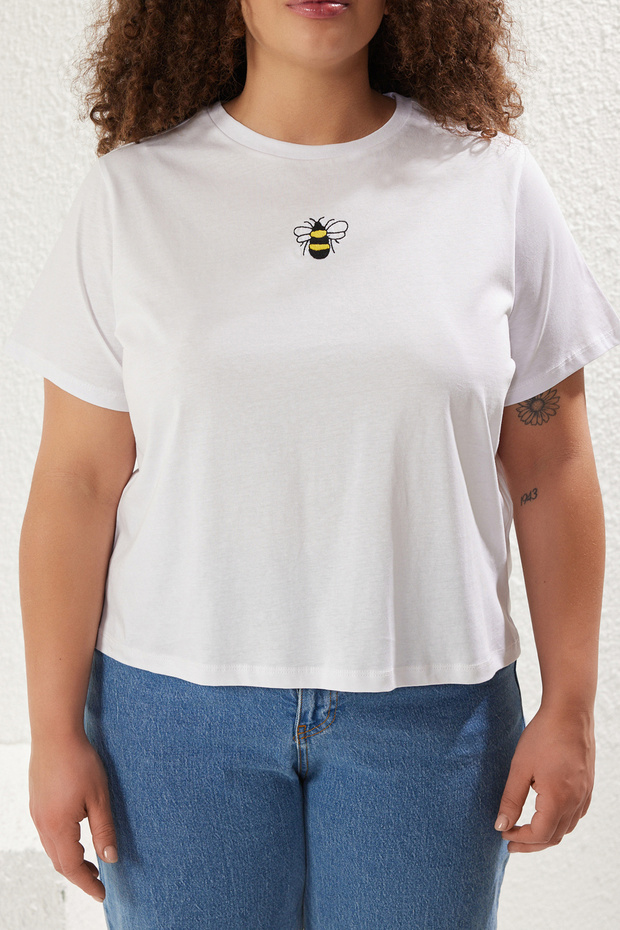 Beyaz %100 Pamuk Nakışlı Crop Bisiklet Yaka Örme T-Shirt TBBSS25BF00015 - 3