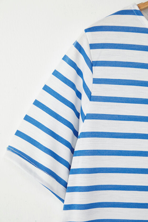 Beyaz-Mavi Çizgili Kayık Yaka Örme T-shirt TBBSS23BF00018 - 6
