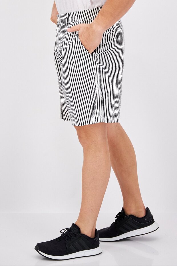 شورت رجالي مخطط أساسي، أبيض - 3