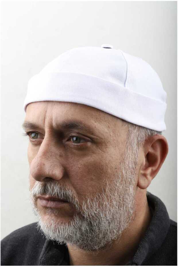 Λευκό μπερέ με κολάν