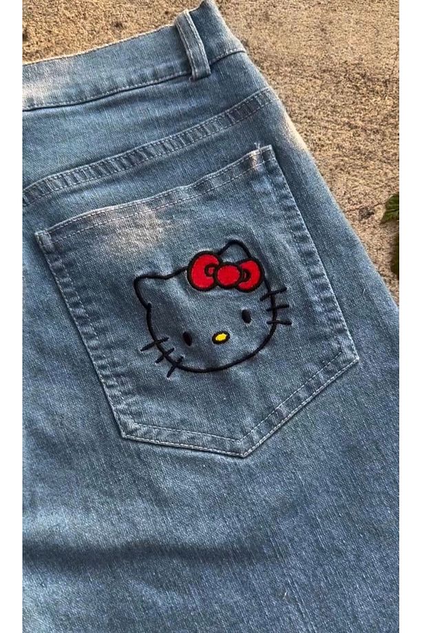 Mavi Oversize Hello Kitty Nakışlı Kot Şort - 4