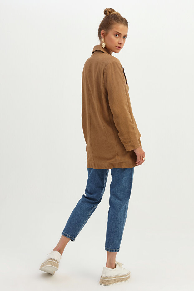 سترة كتان ذات طية صدر مزدوجة وزر واحد باللون البني - 5