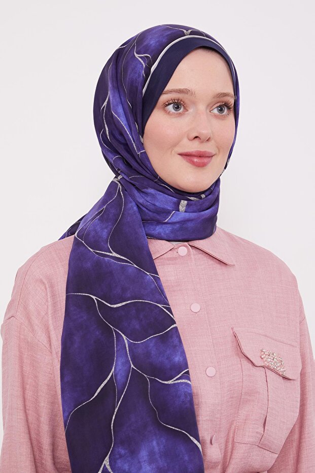 شال ملكي بنمط رقائق باللون الأزرق الداكن - 1