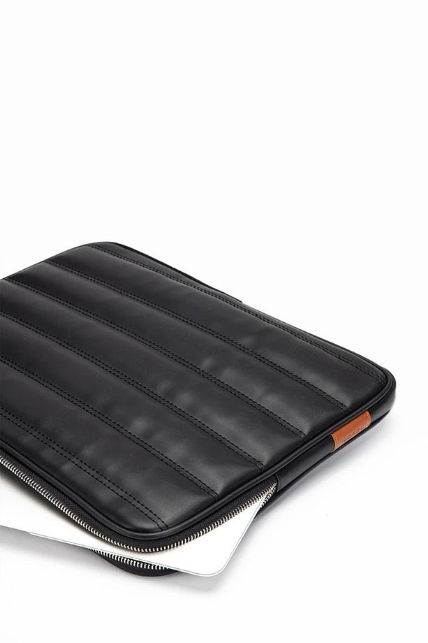 Kapitone Laptop Kılıfı 15.6 & 16 Inç Düz Siyah - 2